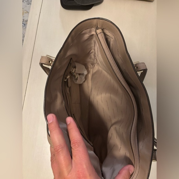 Michael Kors Jet Set Tote – Tan Saffiano Leather – Authenticated – Gold Hardware - Picture 10 of 13